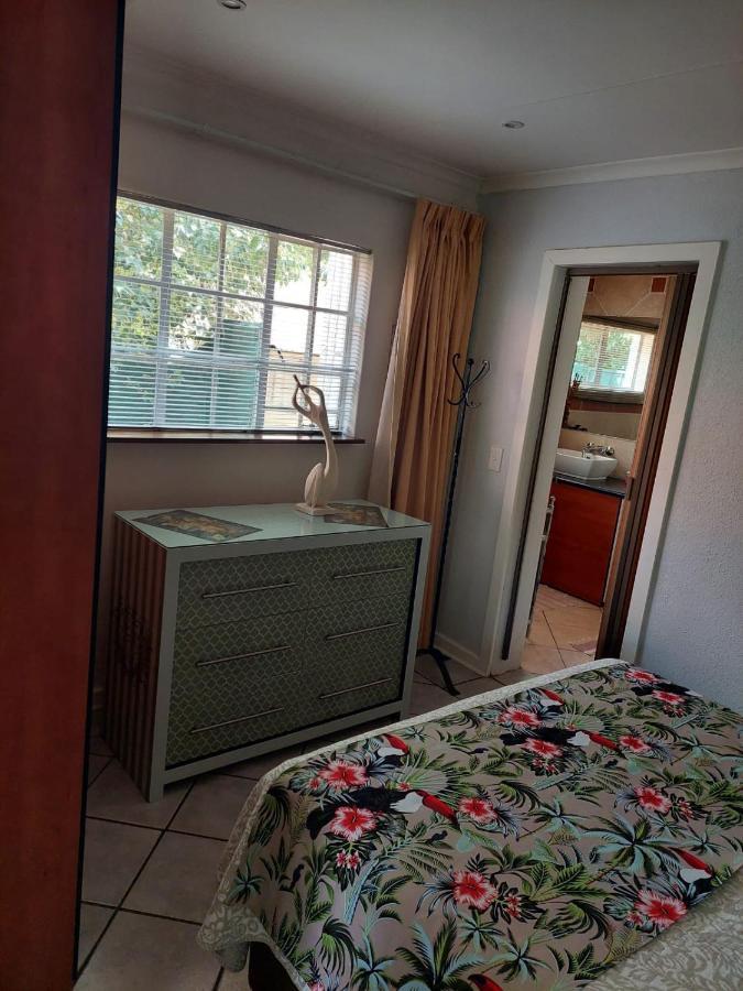 Sleep Eezy Cottages Benoni Luaran gambar